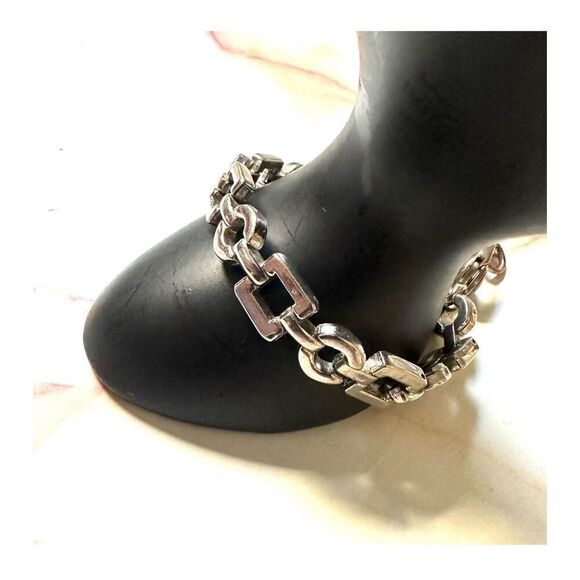 Silver tone square  and circle link bracelet - Picture 3 of 9